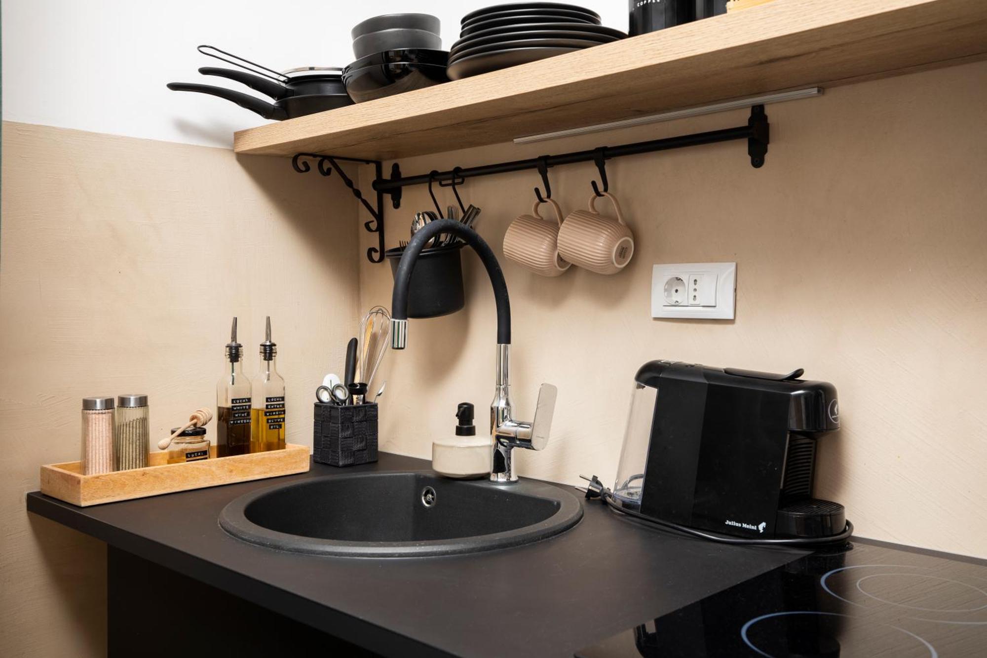 Deluxe Studio In City Center With Free Private Parking Ровин Екстериор снимка